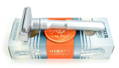 Futur Safety Razor Brushed Chrome_3840.jpg
